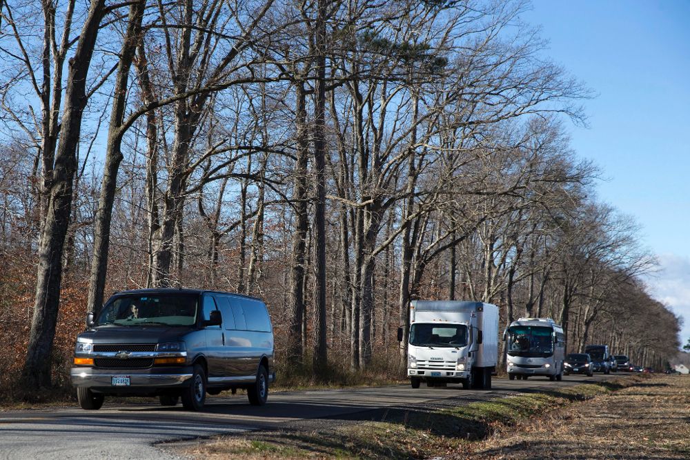 Un convoy de vehículos con matrícula diplomática abandonan el complejo ruso cerca de Centerville, en Maryland (Estados Unidos) tras el anuncio de expulsión de 35 diplomáticos rusos.