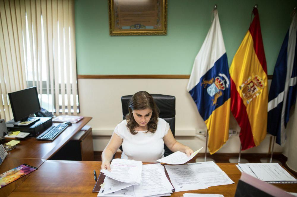 La alcaldesa de Candelaria, María Concepción Brito, en su despacho.