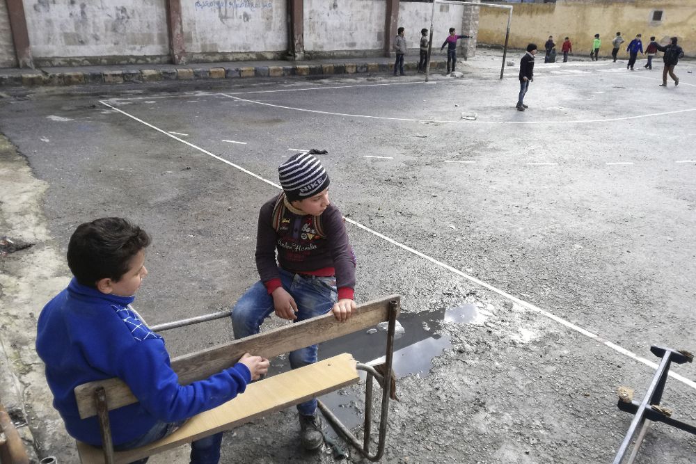 Varios niños en el patio de la escuela "Ibn Hazm al Andalusi", en el barrio barrio Saladino de Alepo. 