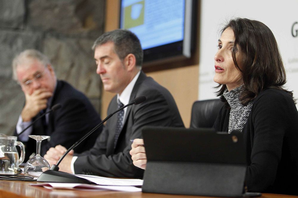 La consejera de Turismo, Teresa Lorenzo, junto al presidente del Gobierno de Canarias, Fernando Clavijo (c) y el vicepresidente de Exceltur, José Luis Zorega.