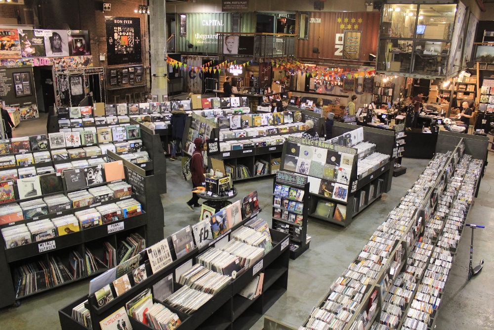 La fiebre por los vinilos, sobre todo LP (larga duración), continúa viva en EE.UU., y en ciudades como Nueva York aún hay tiendas independientes que son un verdadero escaparate de la historia de la música y cuentan con una fiel clientela.