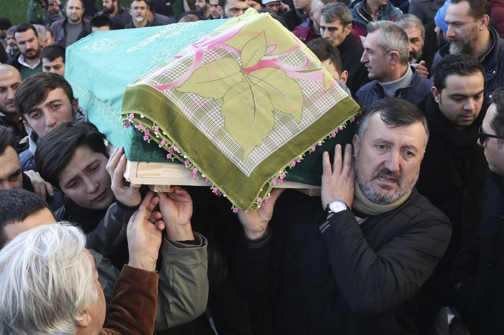 Familiares portan el féretro de Bsura Kose, de 19 años, una de las víctimas del atentado en el club Reina durante su funeral en Estambul (Turquía).