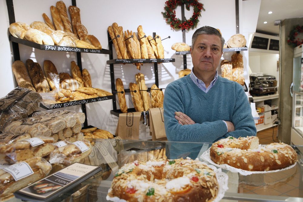Francisco Valverde, presidente Uvepan, junto a dos roscones de la suerte de la citada cadena de pastelerías y panaderías.