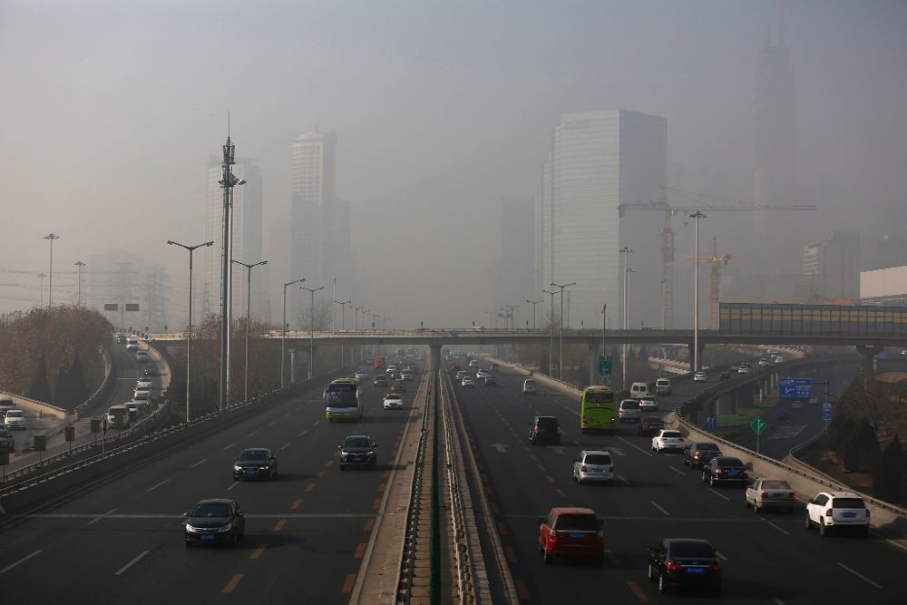 Vehículos circulan por la contaminada ciudad de Pekín (China).
