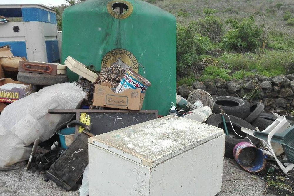 Los residuos arrojados cerca del volcán de San Antonio han hecho saltar las alarmas municipales.