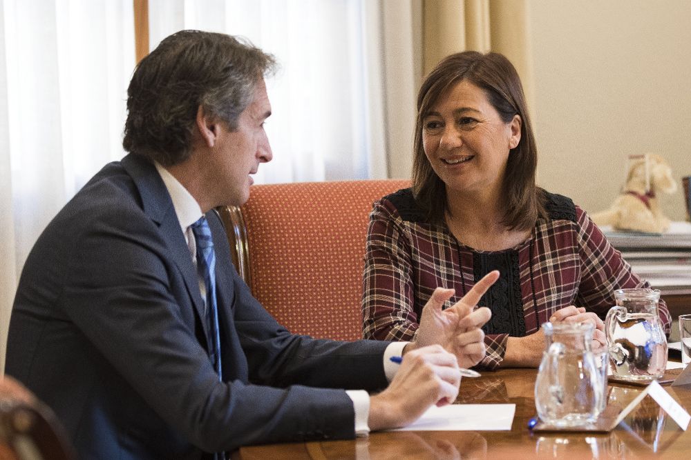 La presidenta del Gobierno Balear, Francina Armengol, conversa con el ministro de Fomento, Iñigo de la Serna, durante la reunión que han mantenido hoy en Palma.