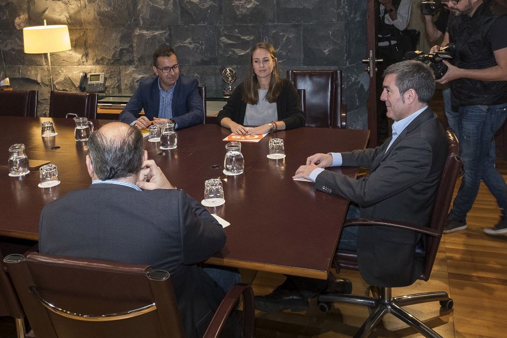 El presidente del Gobierno de Canarias, Fernando Clavijo (d), mantuvo hoy una reunión con la portavoz regional de C's y diputada nacional, Melisa Rodríguez (2d), a la que también asistieron el viceconsejero de Presidencia, José Miguel Barragán (i), y el coordinador regional de C's, Mariano Cejas (2i).