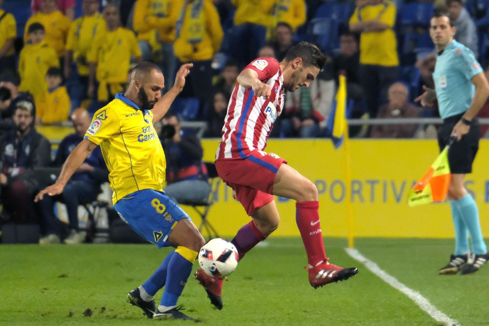 El centrocampista francés de la UD Las Palmas Nabil El Zhar (i) pelea un balón con Koke, del Atlético de Madrid, durante el partido de ida de los octavos de final de la Copa del Rey disputado esta noche en el estadio de Gran Canaria en Las Palmas.