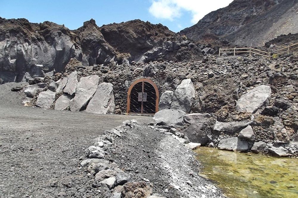 El manantial se encuentra dentro del espacio protegido Monumento Natural Volcanes de Teneguía.