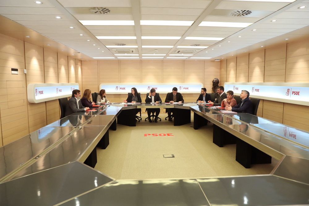 La comisión gestora del PSOE, presidida por Javier Fernández (c), se ha reunido hoy.
