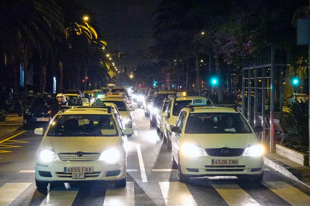 Manifestación de taxistas por la avenida Tres de Mayo, anoche, martes. 