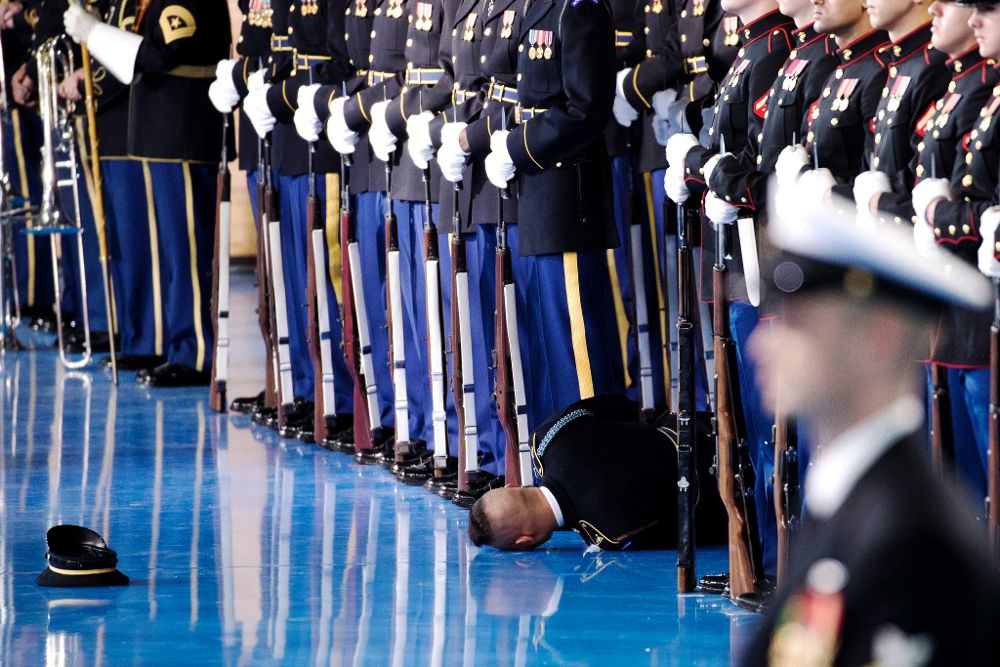 Un miembro del ejército de EE.UU. se desmaya durante la ceremonia de despedida de las Fuerza Armada en honor al presidente Barack Obama, en la Base Conjunta Myers-Henderson Hall, en Virginia.
