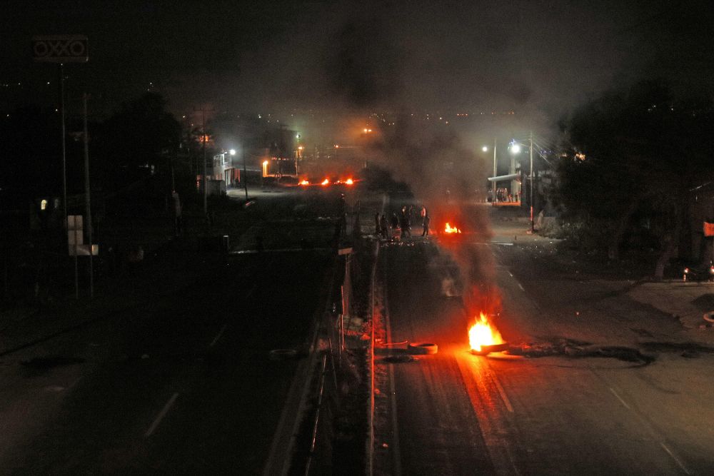 Manifestantes mantienen controlada la ciudad de Caxuxi, en el estado de Hidalgo, la madrugada de hoy, jueves, tras haber saqueado algunos comercios, en protesta por la alza del precio de las gasolinas. 