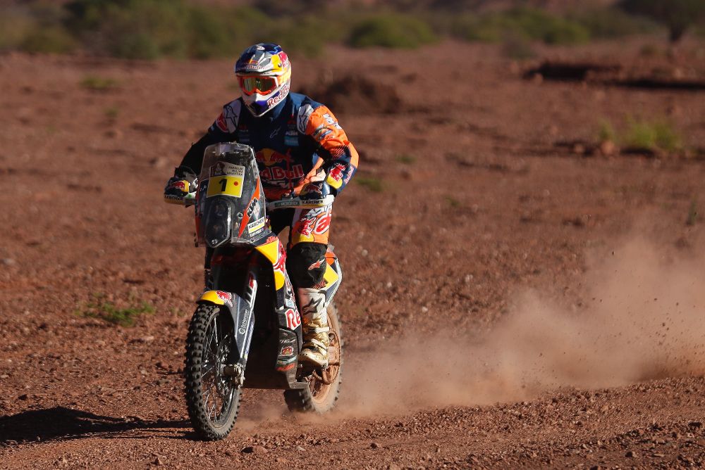 El australiano Toby Price conduce su motocicleta KTM durante la tercera etapa del Rally Dakar.