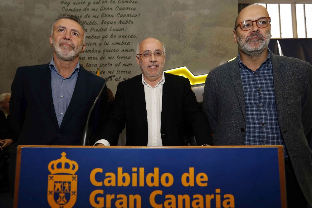 Juan Manuel Brito (d), con el presidente del Cabildo de Gran Canaria, Antonio Morales (c), y el vicepresidente Ángel Víctor Torres.