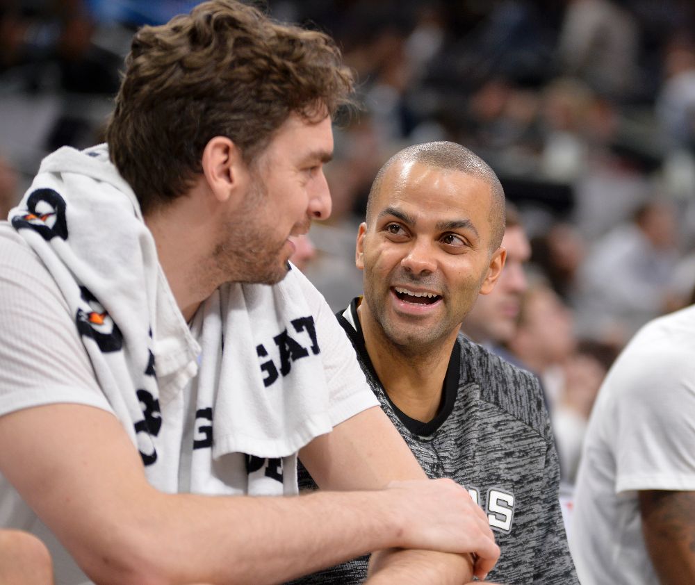 El jugador Pau Gasol (i) de San Antonio Spurs habla con su compañero Tony Parker.
