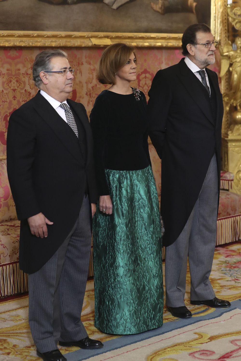 El presidente del Gobierno, Mariano Rajoy (d), junto a la ministra de Defensa, María Dolores de Cospedal (c), y el ministro del Interior, Juan Igancio Zoido (i), durante la la celebración de la Pascua Militar que ha presidido el rey Felipe VI en el Palacio Real.