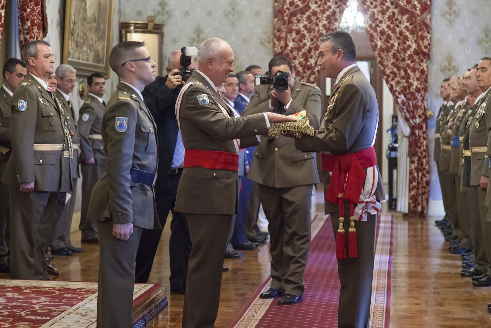 El teniente general jefe del Mando de Canarias, Pedro Galán, entrega diferentes distinciones con motivo de la celebración de la Pascua Militar en la sede de la Capitanía General de Canarias.