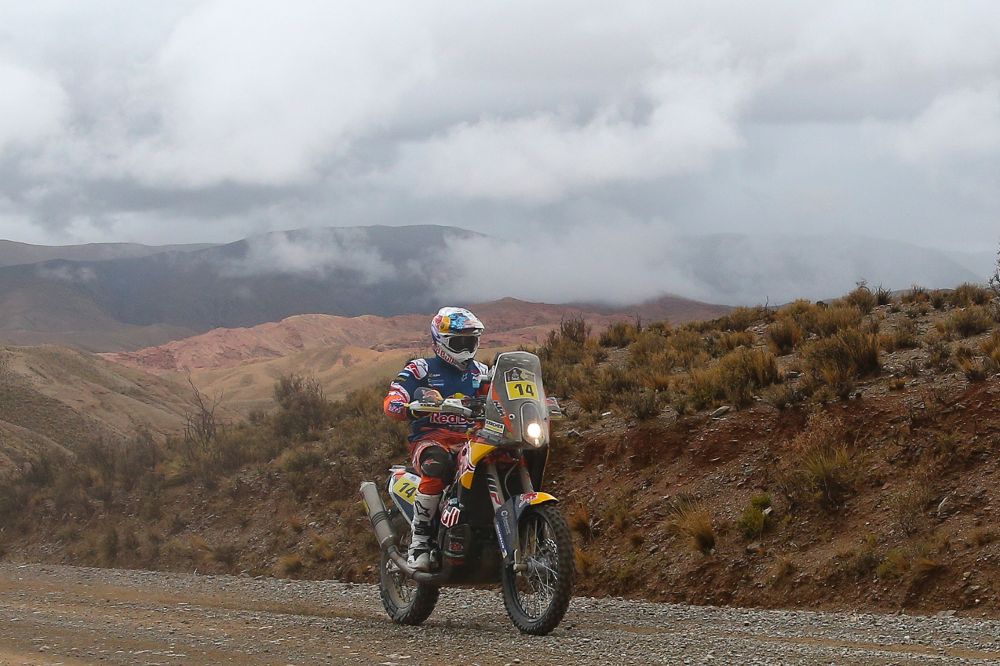 El británico Sam Sunderland conduce su motocicleta KTM durante la quinta etapa del Rally Dakar 2017 hoy, viernes, entre Tupiza y Oruro (Bolivia).