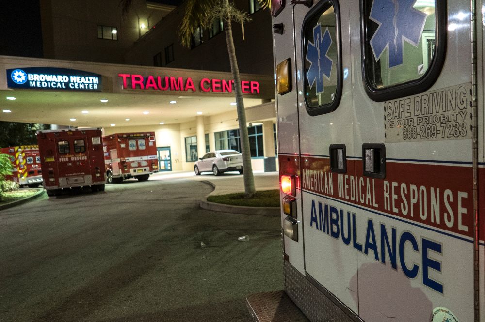 Ambulancias permanecen estacionadas frente al Broward Health Medical Center en donde atienden a víctimas del ataque en Fort Lauderdale, en el sur de Florida (EE.UU.).