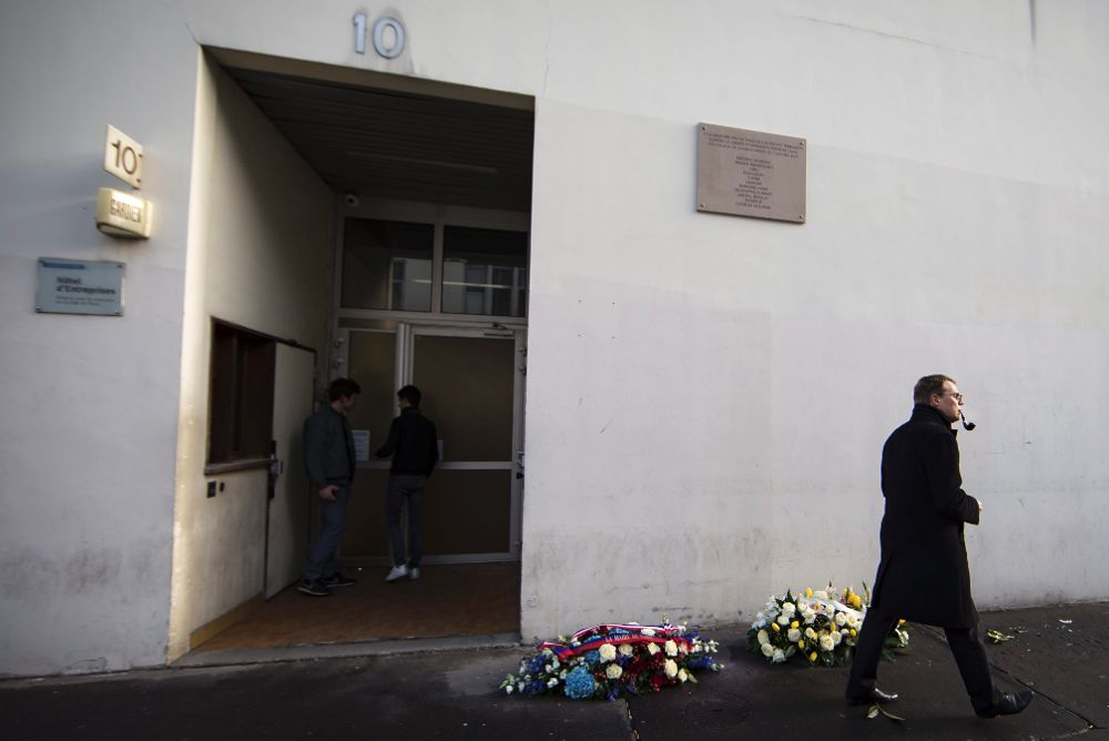 Entrada de las antiguas oficinas de "Charlie Hebdo" en París.