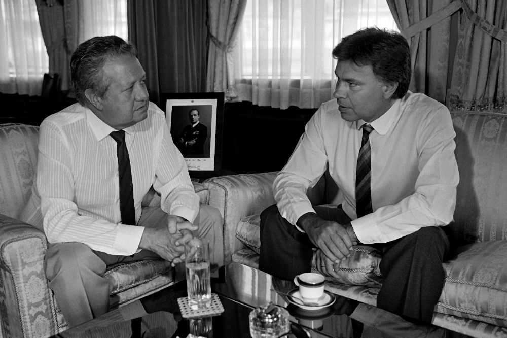 Mario Soares se entrevista en julio de 1985 con el entonces presidente del Gobierno español, Felipe González, a bordo del yate "Azor".