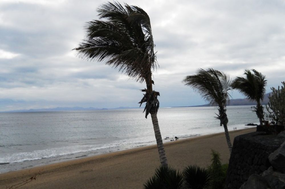 Una playa de Lanzarote cuando se declaró la prealerta por calima y viento a finales de año