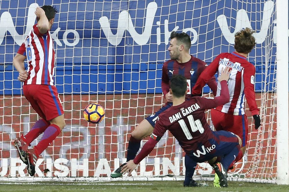 Griezmann (d) marca el segundo gol del Atlético.