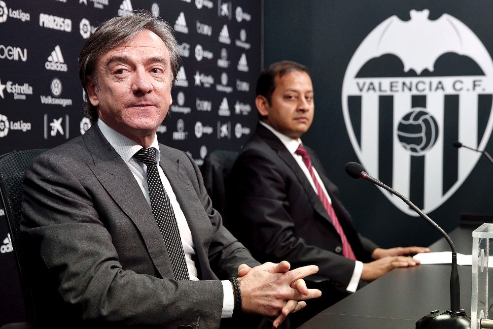 Jesús García Pitarch (i) y el consejero del club, Anil Murthy, el día que explicaron la dimisión de Cesare Prandelli.