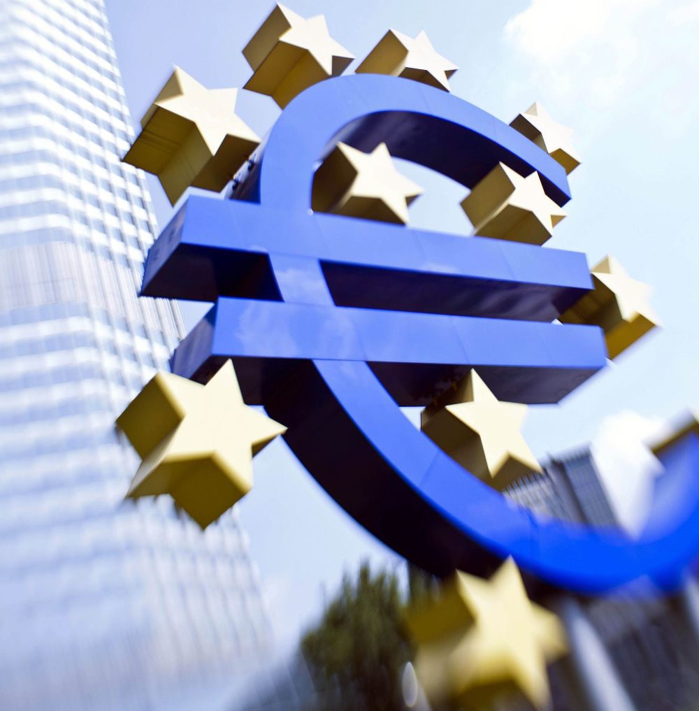 Vista de la escultura del euro, delante de la sede del BCE.