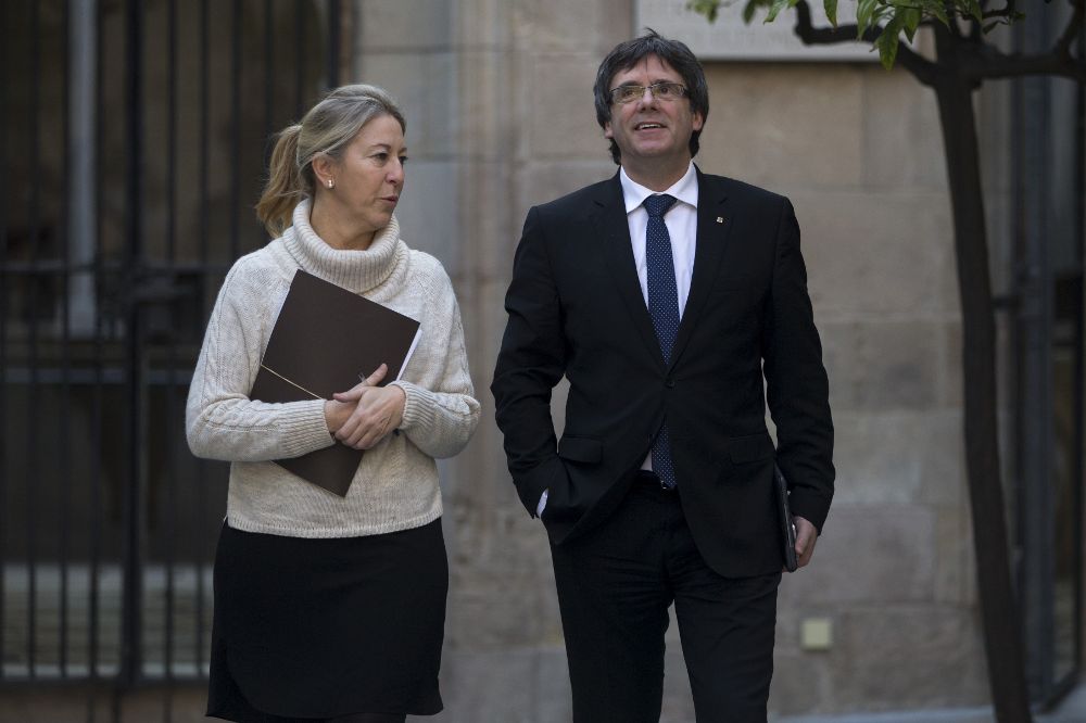 El presidente de la Generalitat, Carles Puigdemont, acompañado de la consellera Neus Munté.