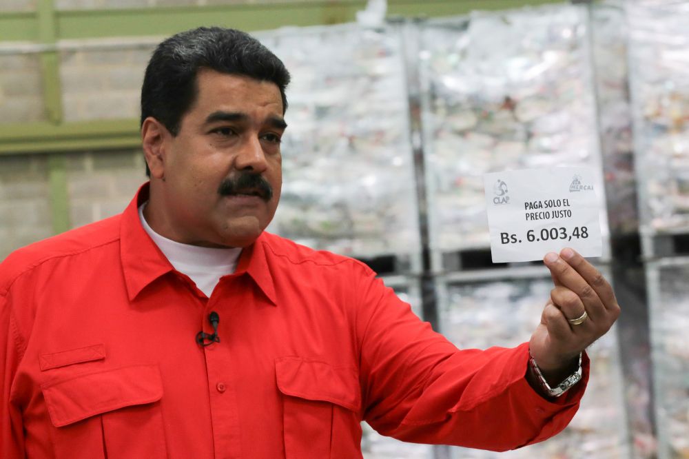 Fotografía cedida por prensa de Miraflores donde se observa al presidente venezolano, Nicolás Maduro, quien participa en un acto de Gobierno hoy, domingo 8 de enero de 2016 en Caracas (Venezuela). Maduro anunció hoy su decisión de aumentar en 50 % el salario mínimo mensual, llevándolo de 27.092 a 40.638 bolívares.