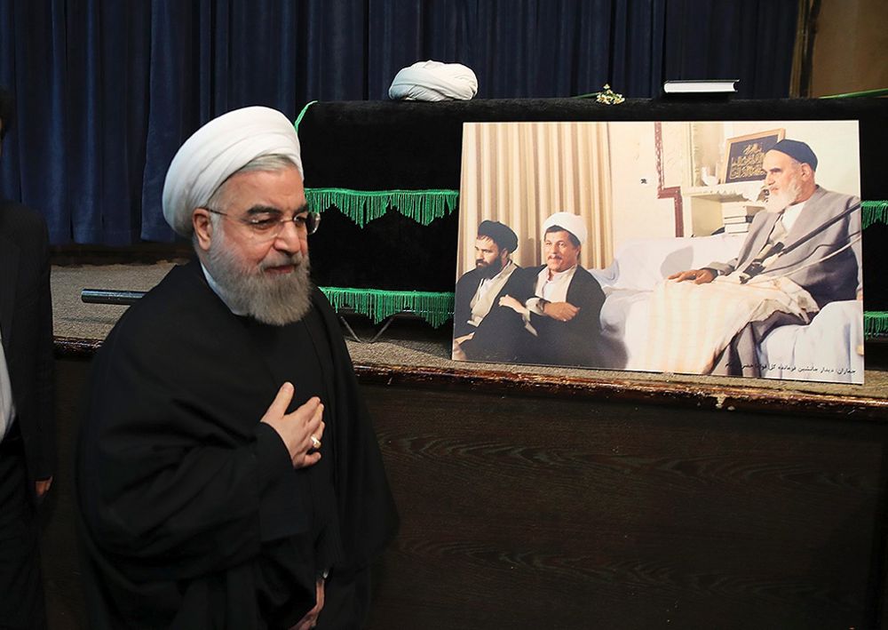 Hasán Rohaní pasa junto al ataúd con los restos mortales del expresidente iraní Akbar Hashemí Rafsanyaní.