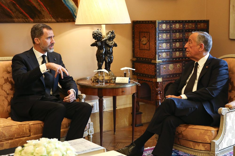 El rey Felipe VI (i) conversa con el presidente portugués, Marcelo Rebelo de Sousa, en el Palacio Belem.