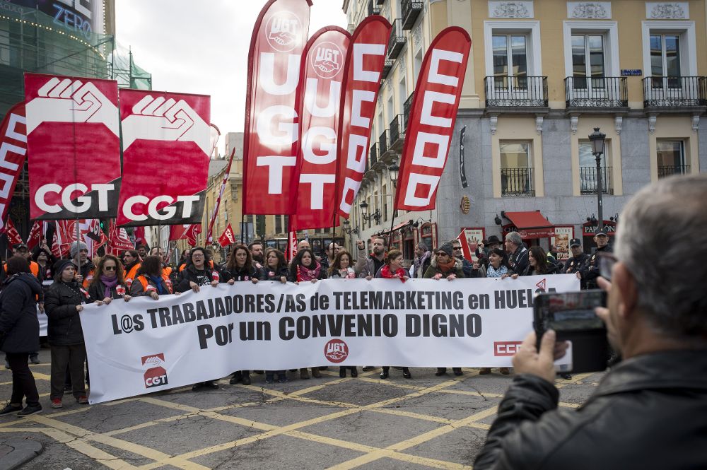 Manifestación convocada por los sindicatos con motivo de la huelga de 24 horas por el bloqueo de la negociación del convenio del sector de atención telefónica.