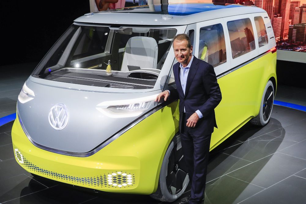 El director de Volkswagen, Herbert Diess durante la presentación de la furgoneta eléctrica de la compañía.