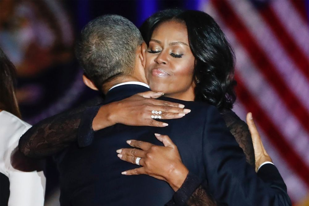 El presidente de Estados Unidos, Barack Obama (i), abraza a su esposa Michelle.