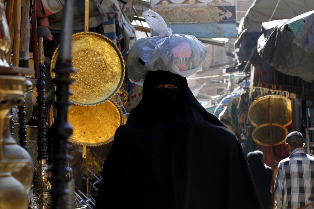 Una mujer con burka en un mercado de Yemen.