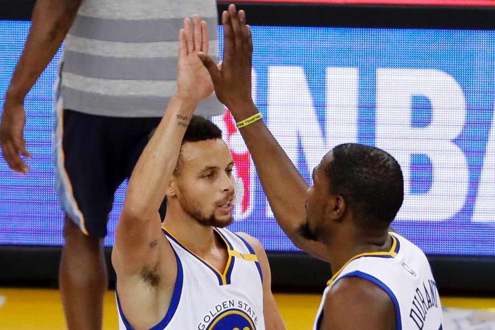 Kevin Durant (d) con Stephen Curry.