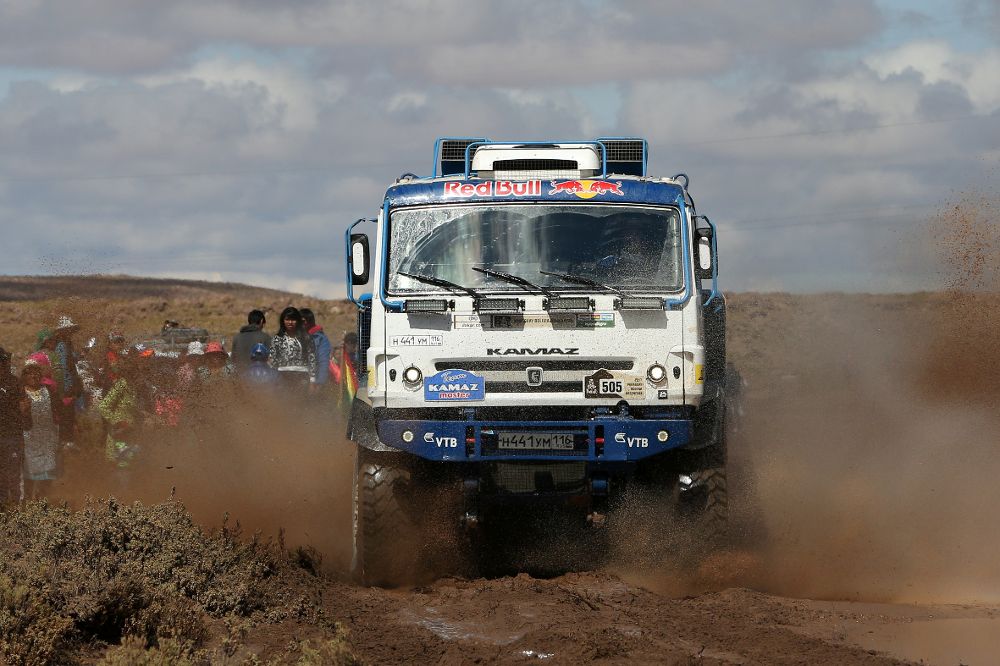 El ruso Eduard Nikolaev conduce su camión Kamaz durante la octava etapa del Dakar 2017.