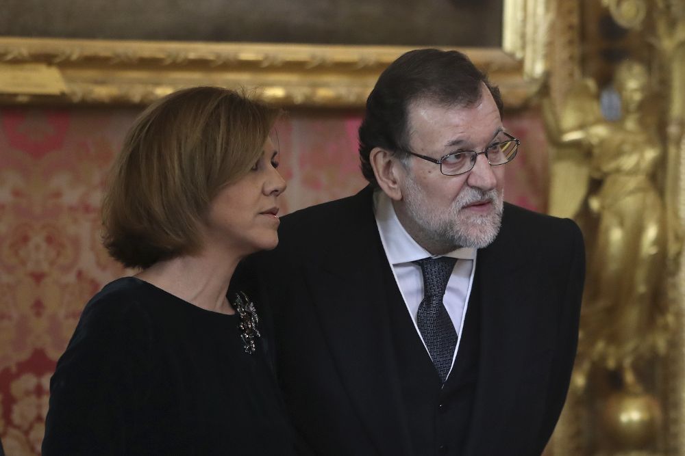 El presidente del Gobierno, Mariano Rajoy (d), junto a la ministra de Defensa.