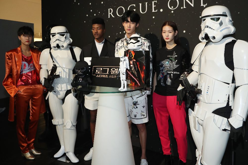 Modelos posan durante un desfile de modas con la temática de Star Wars.