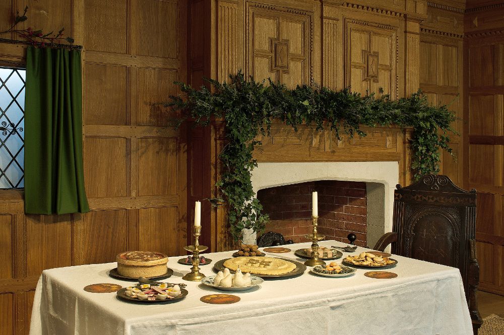Fotografía facilitada por el Museo Geffrye de Londres, de una habitación ambientada en el año 1630, que forma parte de la exposición "Christmas Past", que recorre el entrañable decorado de los hogares de las clases medias inglesas en los últimos 400 años durante la Navidad. La exhibición, que desde hace 25 años se renueva cada Navidad en el Museo Geffrye de Londres, abre con el primer salón ambientado en una fiesta de Año Nuevo en una casa de Londres, donde se observan en la mesa platos con azúcar, alimento de lujo en el siglo XVII.