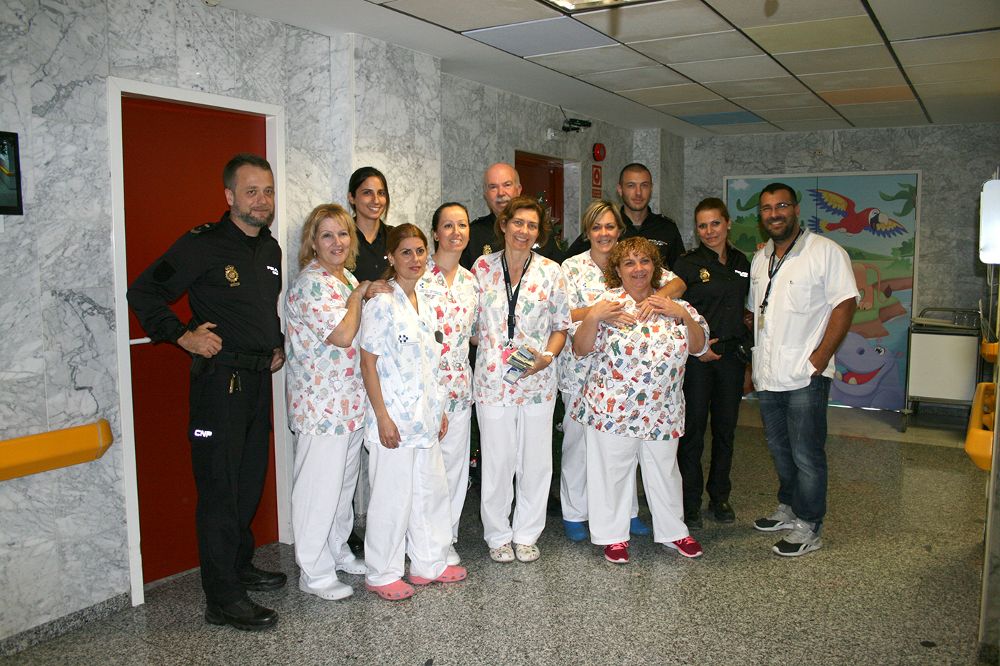 Foto de familia con algunos de los profesionales de Pediatría del Hospital de La Candelaria.