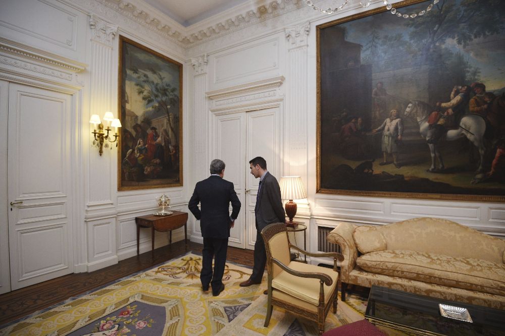 El embajador de España en el Reino Unido, Federico Trillo (i) abandona la sala tras la rueda de prensa en la que anunció que deja su cargo, en Londres.