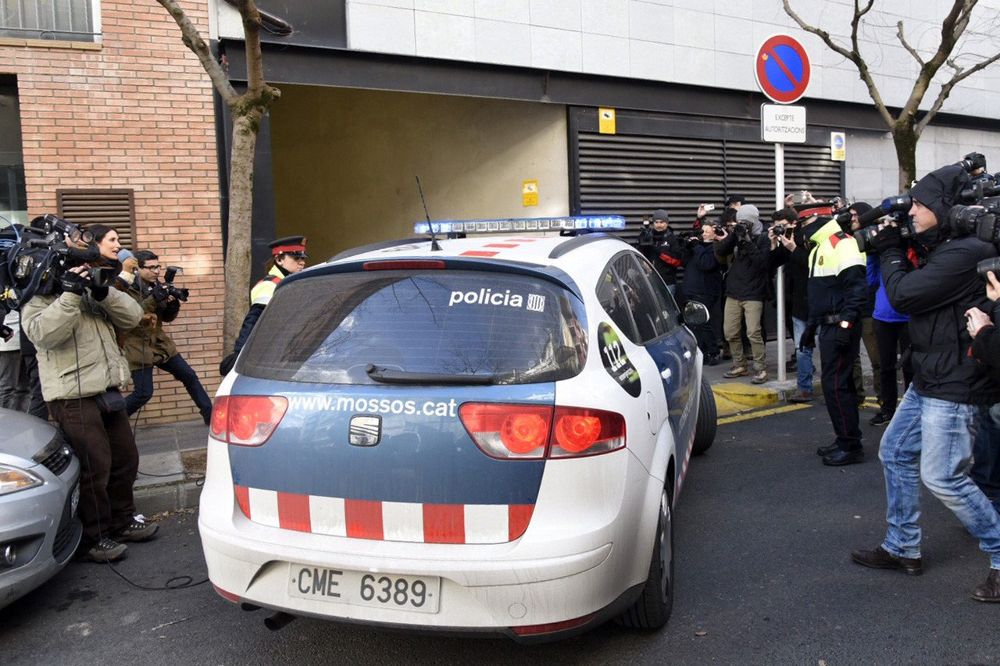El padre de Nadia, Fernando Blanco, llega al juzgado de La Seu d'Urgell (Lleida), en un vehículo de los Mossos d'Esquadra.