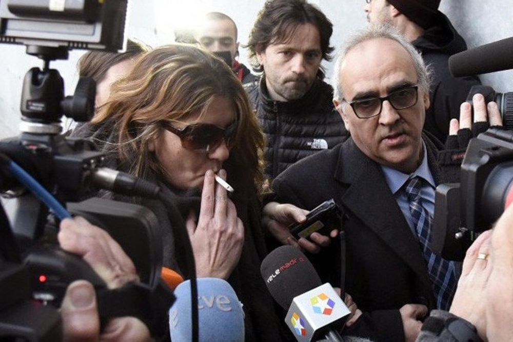 La madre de Nadia, Margarita Garau (i), rodeada de un enjambre de cámaras y acompañada por su abogado, Alberto Martín (d).