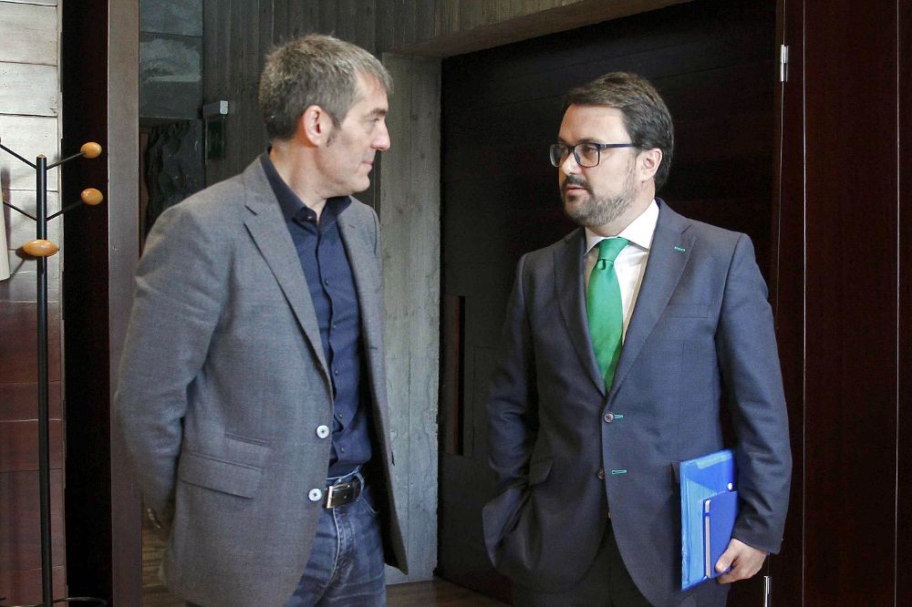 2016) del presidente del PP de Canarias, Asier Antona (d), con Fernando Clavijo.