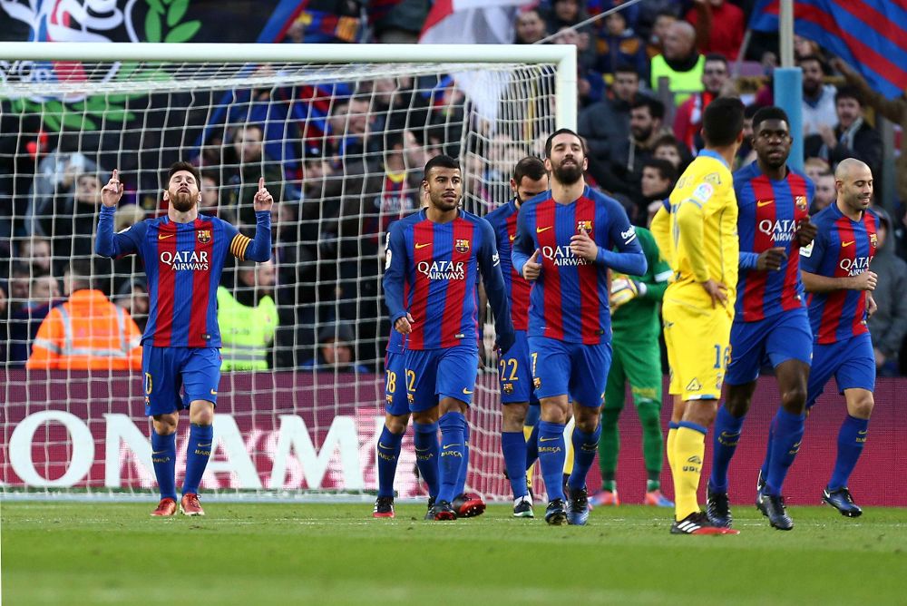 El delantero argentino del FC Barcelona Lionel Andrés Messi (i) celebra con sus compañeros, el gol marcado ante el UD Las Palmas.