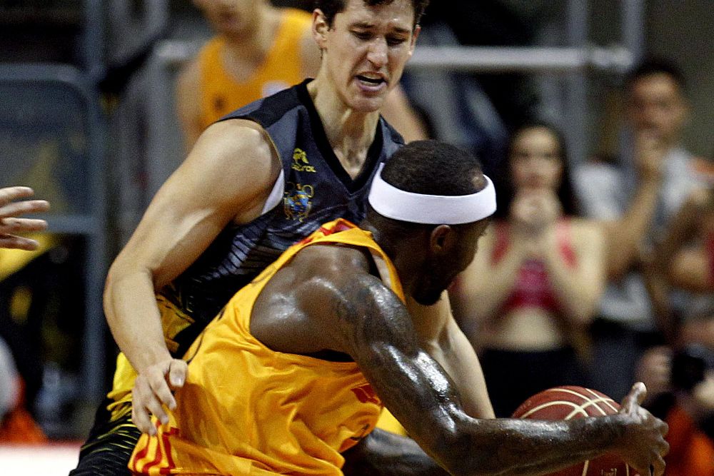 El jugador del Barcelona Lassa, Tyrese Rice, intenta superar al base del Iberostar Tenerife Rodrigo San Miguel (i), durante el partido de la jornada 17º de la Liga ACB disputado hoy.